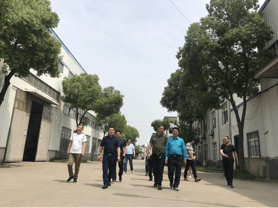 江苏江河桂总带领大家去参观工厂 江苏江河桂总带领大家去参观工厂