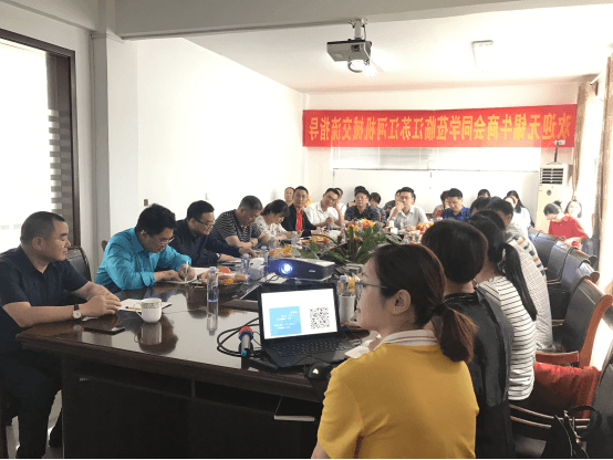 企业家本在认真记录 企业家本在认真记录